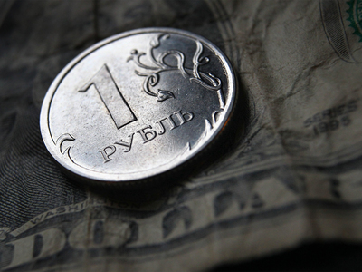 Рубль укрепился к доллару и евро