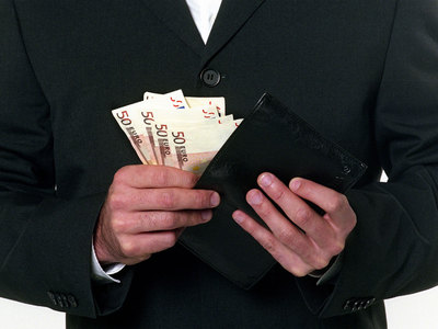 Курс евро упал ниже 62 рублей