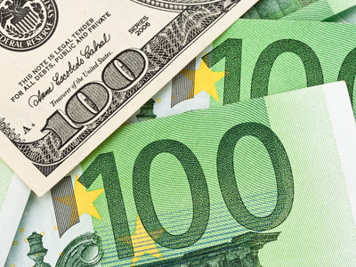 Евро опускался ниже 73 рублей на фоне слабой динамики европейской валюты
