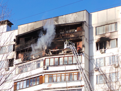 Житель горящего дома в Москве выпрыгнул из окна и погиб