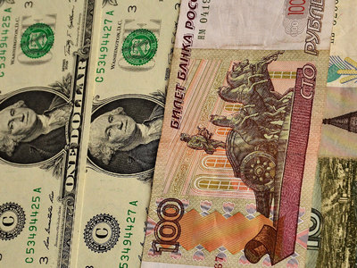 Центробанк повысил официальные курсы рубля к доллару и евро
