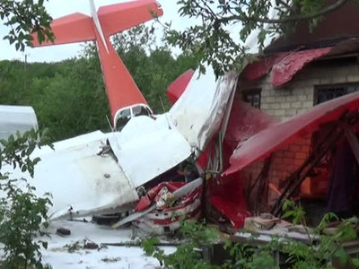 В Ставрополье легкомоторный самолет упал на дачный поселок