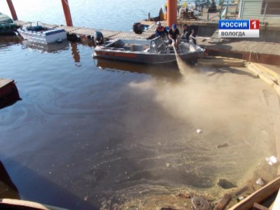 Спасатели ликвидировали огромное масляное пятно на реке Шексне