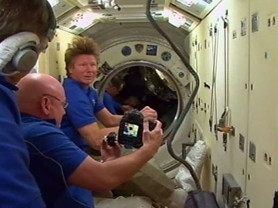 Покидающие МКС космонавты задраили люки «Союза»