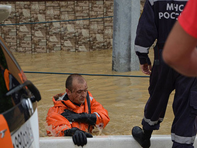 Спасатель едва не погиб во время наводнения в Сочи