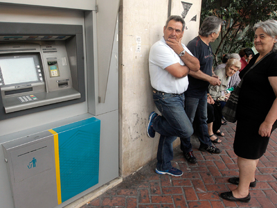 В греческих банкоматах заканчиваются наличные деньги