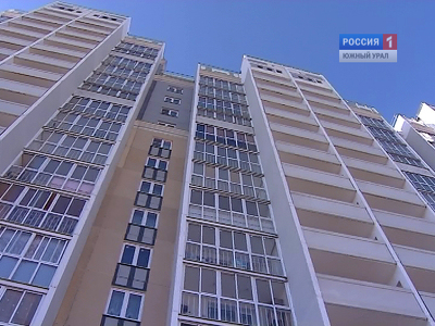 В Челябинске на иномарку упал кусок стены с многоэтажного дома