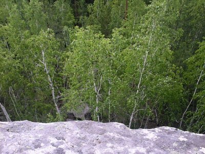 В Челябинской области мужчина упал с десятиметровой скалы