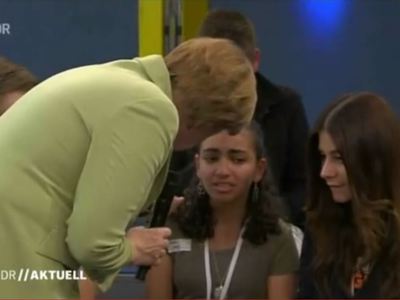 Слова Меркель довели палестинскую девочку до слез. Видео