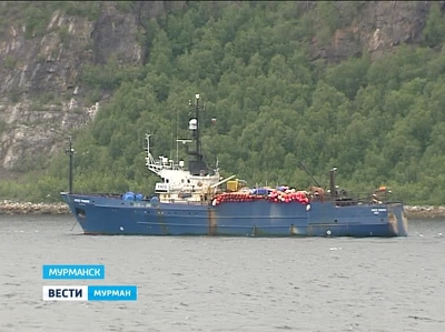 Российские пограничники сопроводили в порт Мурманск испанское промысловое судно