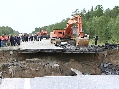 В пятницу по трассе в Тюмени, где была промоина, запустят автобусы