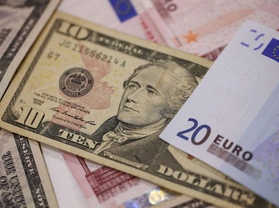 Доллар слабо укрепляется к евро