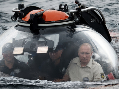 РГО отмечает юбилей: Путин погрузился на дно Черного моря на батискафе