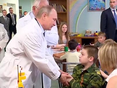 Мальчик, искалеченный войной в Донбассе, получил гражданство России