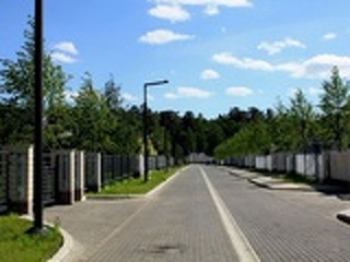 Рублевка дешевеет и пустеет