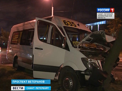 Дорожная полиция выясняет причины автокатастрофы с участием маршрутного такси