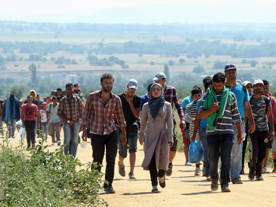 Сбежали беженцы! Сотни нелегалов вырвались из венгерского лагеря для мигрантов