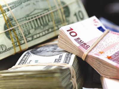 Рубль дешевеет вслед за ценами на нефть