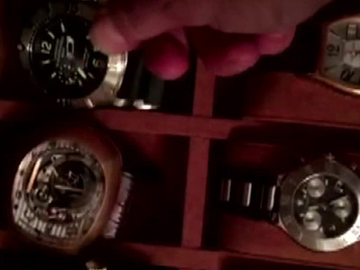 В кабинете Гайзера нашли часы за миллион и пачки денег