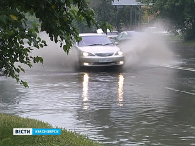 Красноярец отсудил у мэрии 100 тысяч за поврежденный в глубокой луже автомобиль