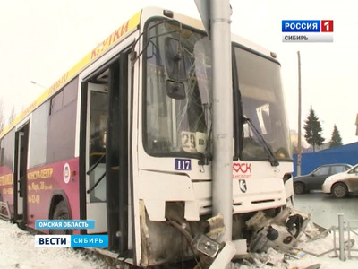В Омске автобус с пассажирами врезался в столб, есть пострадавшие