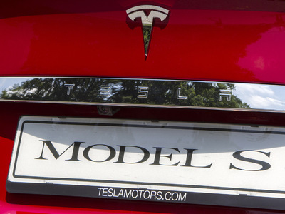 Производитель электромобилей Tesla обнаружил серьезный дефект в конструкции Model S