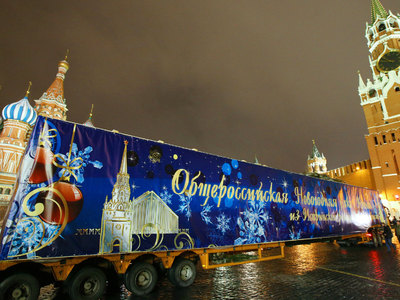32 метра в высоту и 12 - в ширину: в Кремль доставили главную елку