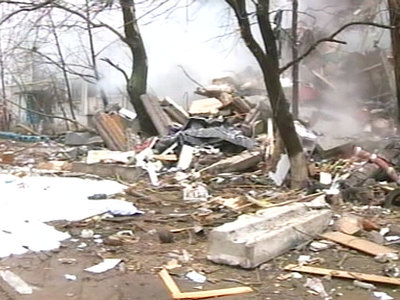 80 человек из разрушенного взрывом дома разместили в двух школах