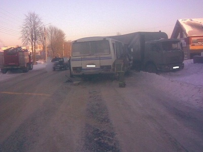 В Ивановской области столкнулись грузовик и пассажирский автобус