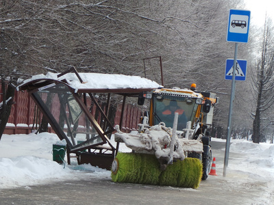 Москва: снегоуборочный трактор снес остановку, ранив женщину