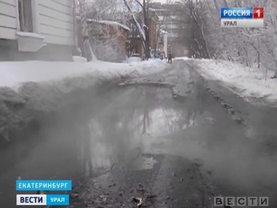Ловушка для водителей: один из дворов Екатеринбурга регулярно заливала вода