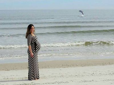 Дельфин внезапно появился на фото беременной женщины