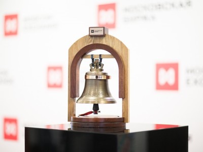 Рубль укрепляется вопреки падению нефти