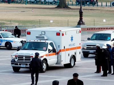 Грузовик влетел в автобус в США: двое погибших, 17 раненых