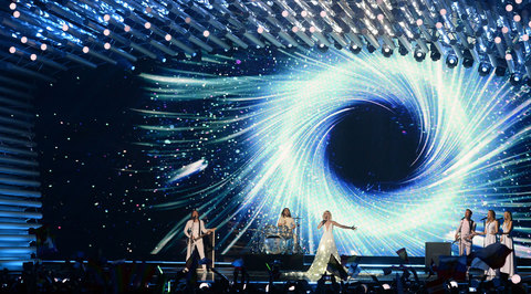 Зрители "Евровидения" встретили Полину Гагарину овацией и пели вместе с ней