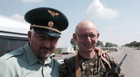 Украинский волонтер встретил в Донбассе клона Яценюка с автоматом