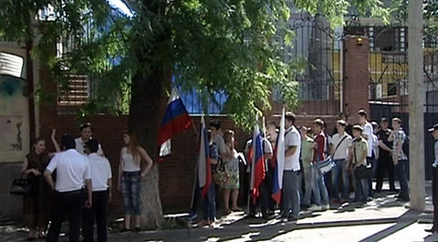 Перед зданием консульства Украины в Ростове-на-Дону прошел стихийный митинг 