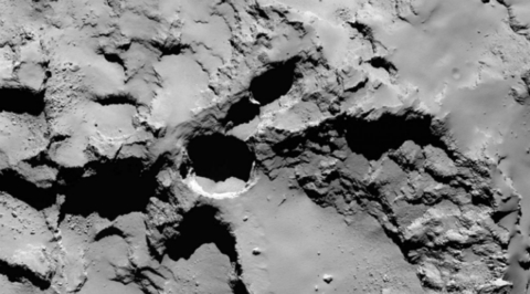 Аппарат "Розетта" сфотографировал на поверхности кометы идеально круглые провалы