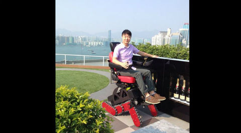 Новое инвалидное кресло преодолевает лестницы на гусеницах