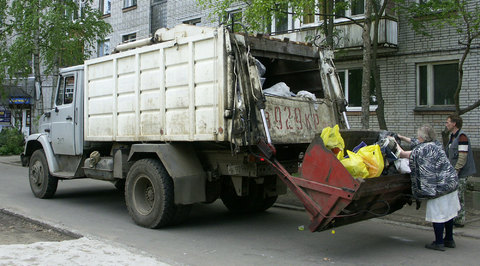Мусоровоз врезался в остановку в Нижнем Новгороде