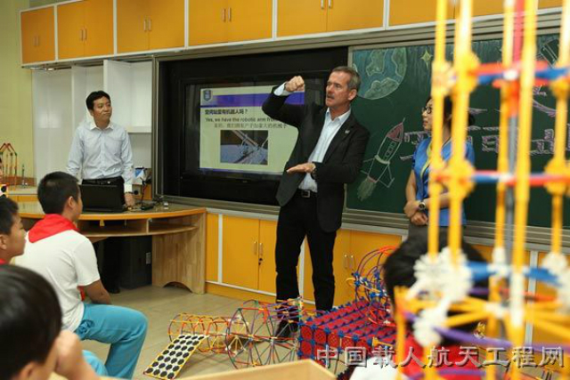 Канадский астронавт Крис Хэдфилд обсуждает перспективы космической техники с китайскими студентами (фото CMSE).