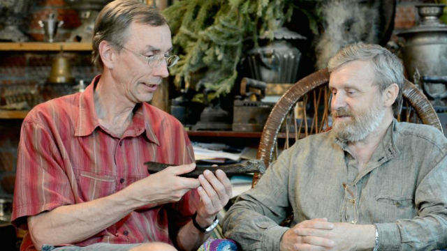 Соавтор исследования Сванте Паабо и художник Николай Перистов (фото Bence Viola, MPI EVA). 