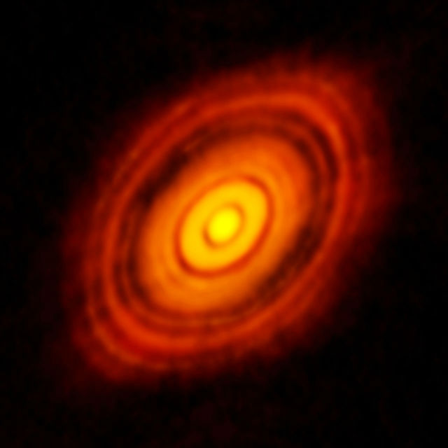 Снимок звезды в созвездии Тельца, полученный телескопами ALMA в новом режиме работы (фото ESO/NAOJ/NRAO). 