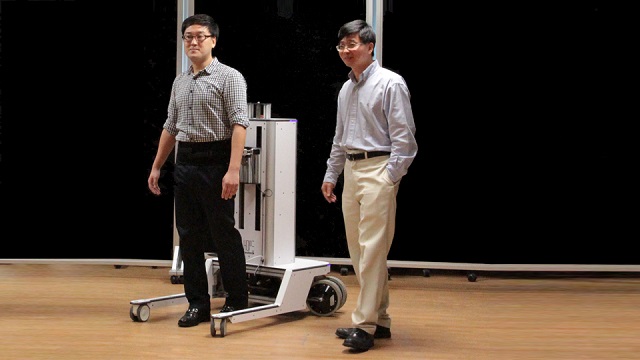 Разработчики демонстрируют своё творение &ndash; аппарат, предназначенный для восстановления утраченной способности ходить (фото National University of Singapore).