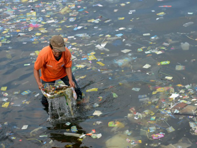 Согласно оценкам, более 5 триллионов пластиковых частиц  массой более 268 тысяч тонн плавает в Мировом океане (фото Jay Directo).