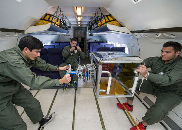 Испытания системы во время параболического полёта (фото NASA). 