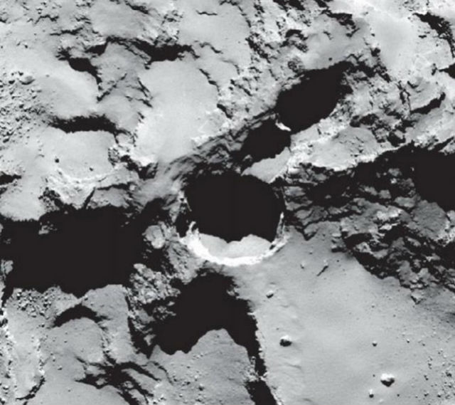 Некоторые впадины в структуре кометы являются ударными кратерами, заполненными пылью и газом (фото ESA/Rosetta/MPS for OSIRIS Team MPS/UPD/LAM/IAA/SSO/INTA/UPM/DASP/IDA). 