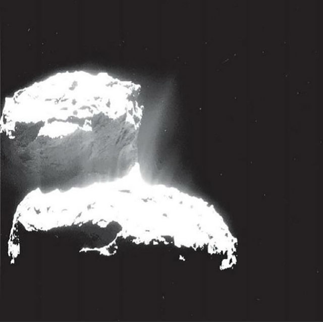 От "шеи" кометы исходит больше всего газа и пыли — кома в этом регионе плотнее всего (фото ESA/Rosetta/MPS for OSIRIS Team MPS/UPD/LAM/IAA/SSO/INTA/UPM/DASP/IDA). 