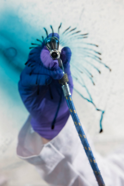 Аэрограф используется для нанесения материала на поверхность (фото Rob Felt).