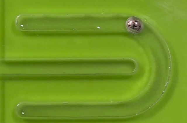 Ширина канала не создавала препятствий для капли: она продвигалась дальше, постоянно меняя форму (фото Tsinghua University).